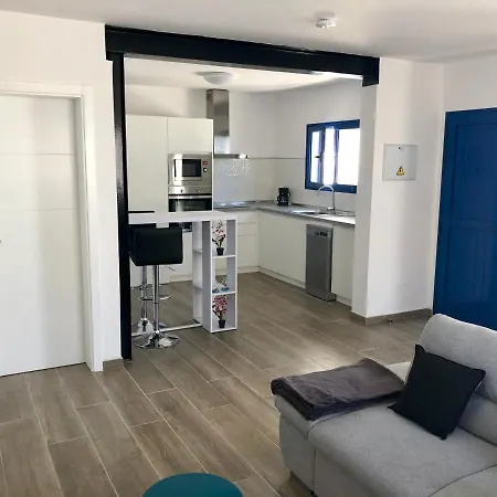 Sea Front Frente Al Mar Apartment *